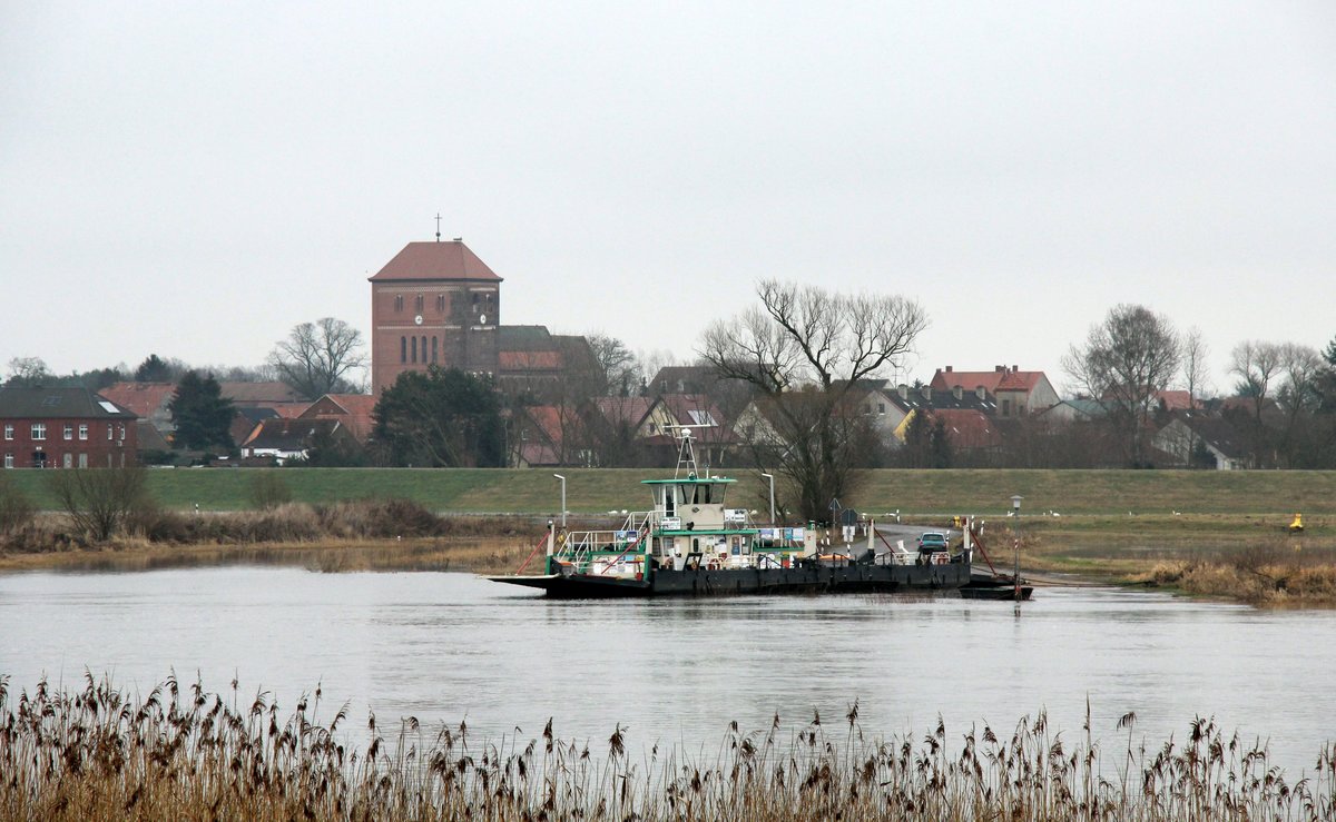 Blick vom Westlichem Elbe-Ufer auf die an diesem 26.01.2018 nicht fahrende Fähre Sandau und den dahinter liegendem gleichnamigen Ort.