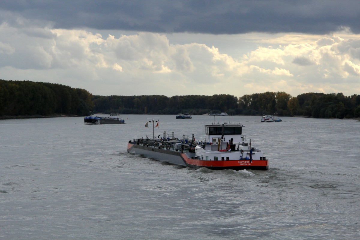 Blick zu  Berg  auf den Rhein und die Schifffahrt am 20.10.2014 zwischen den Rhein-Kilometern 477-478.