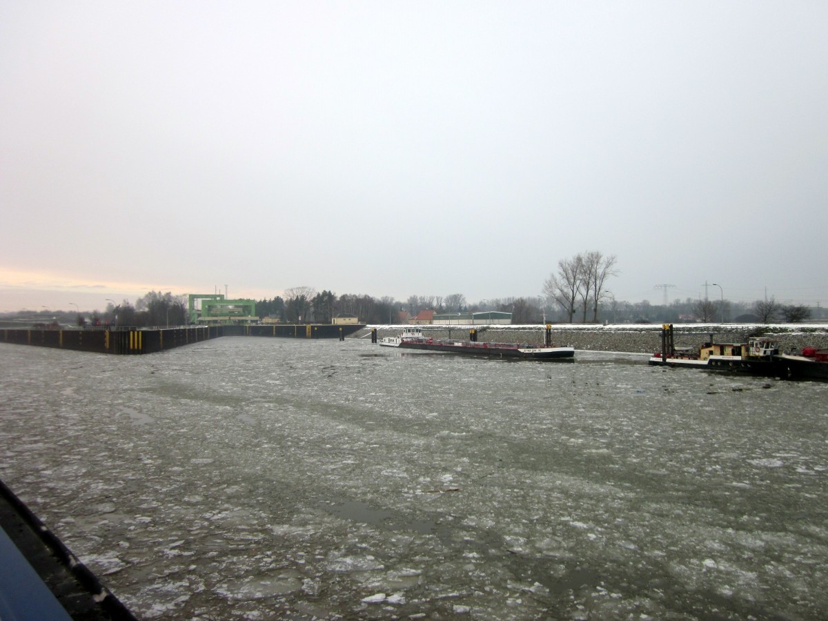 Blick zum Schiffshebewerk Magdeburg Rothensee (nicht mehr in Betrieb). Links die Einfahrt zur Schleuse Rothensee. Rechts liegen das TMS Dettmer Tank 116 (04802310) u.d. SB Navigar-3 (08351136). 02.02.2014