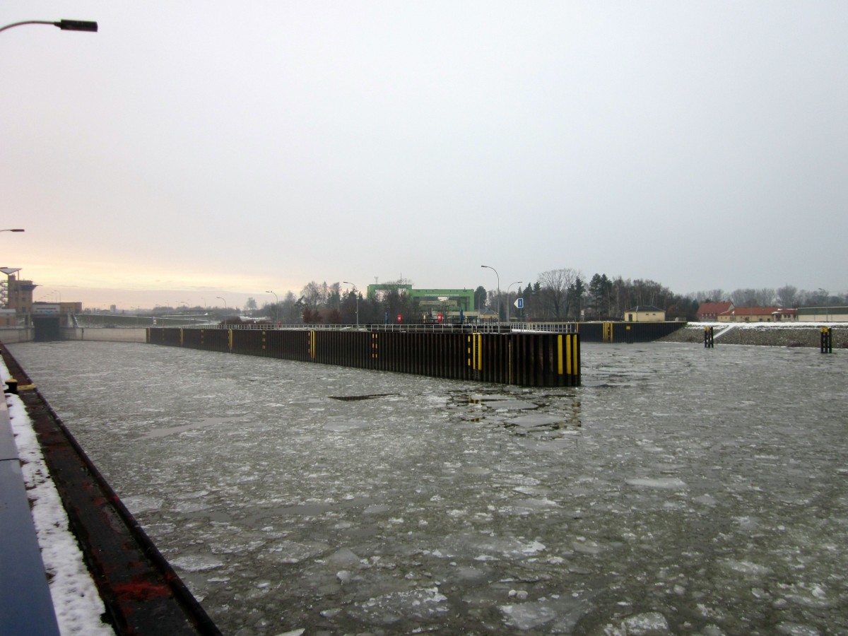 Blick zur Schleuse Rothensee (links) und zum  alten  - nicht mehr benutztem Schiffshebewerk Magdeburg-Rothensee (rechts). 02.02.2014