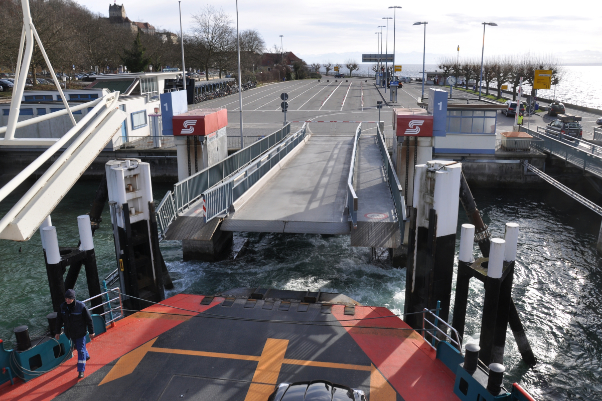 Blick zurück auf den Fährhafen von Meersburg - Abfahrt Richtung Konstanz (den Namen von  meiner  Fähre habe ich nicht dokumentiert) (2015-01-12)