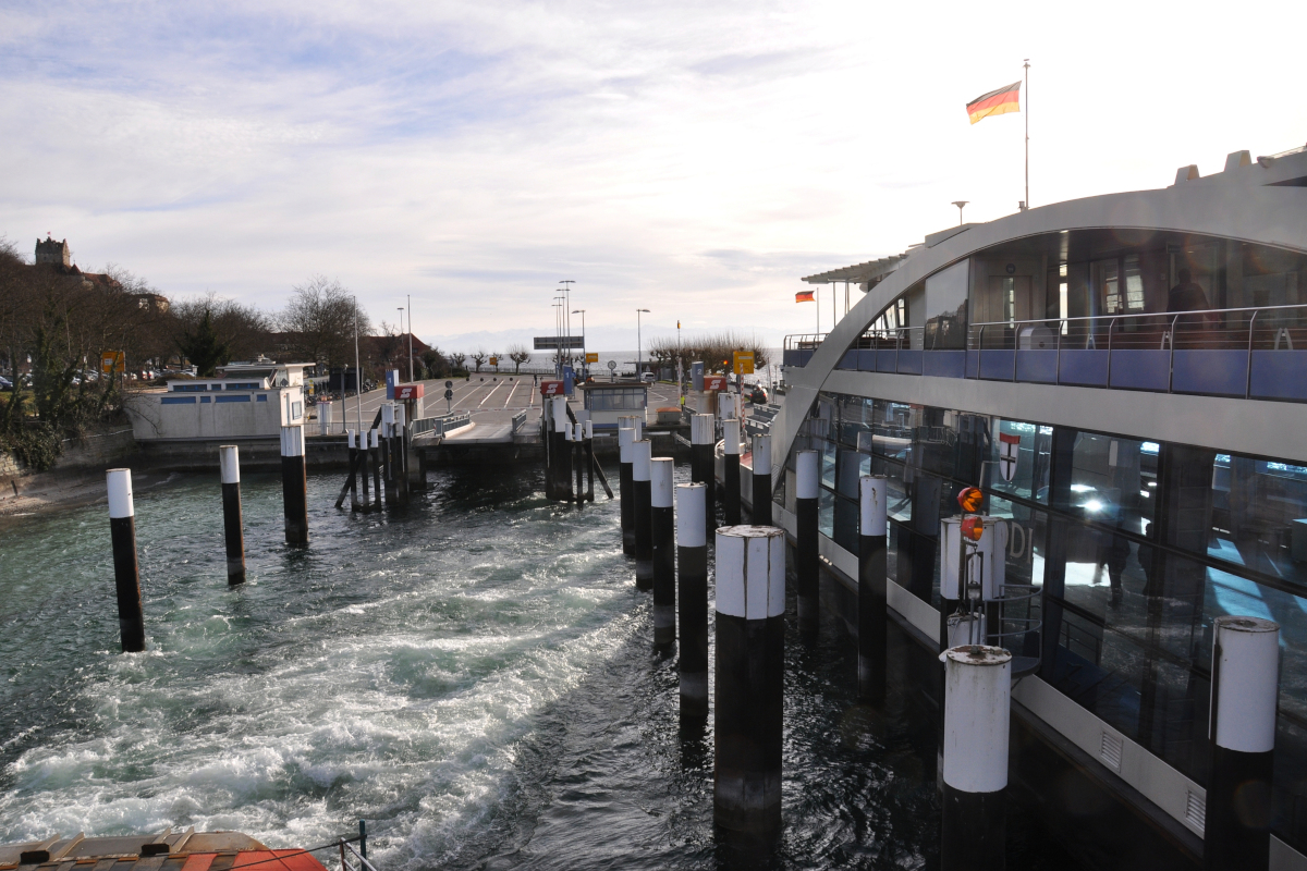 Blick zurück auf den Fährhafen von Meersburg - Abfahrt Richtung Konstanz (den Namen von  meiner  Fähre habe ich nicht dokumentiert). Rechts hat die von Konstanz gekommene Fähre LODI angelegt und entlässt ihre Autos (2015-01-12).