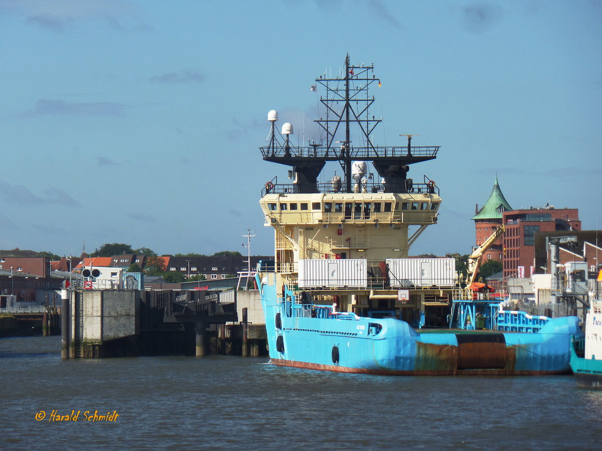 BLUE ANTARES (IMO 8401949) am 3.7.2016 in Cuxhaven /
Ex-Namen: STORFONN bis 01.1987,  OIL CHIEFTAIN bis 01.1992,  MAERSK CHIEFTAIN bis 11.2013 /
AHT / GT 2887 / Lüa 76,4 m, B 18,5 m, Tg 6,11 m / 4 Diesel, B&W alpha, 12V28/32, 10.554 kW (14.350 PS), 16,5 kn, Pfahlzug 163 tbp / Eigner: Blue Star Line A/S - Fåborg , Flagge DK, Heimathafen: Hirtshals / gebaut 1985 bei Orskov Christensens Staalskibsvaerft A/S, Frederikshavn, BN 143, Werfttyp VS 476 / 

