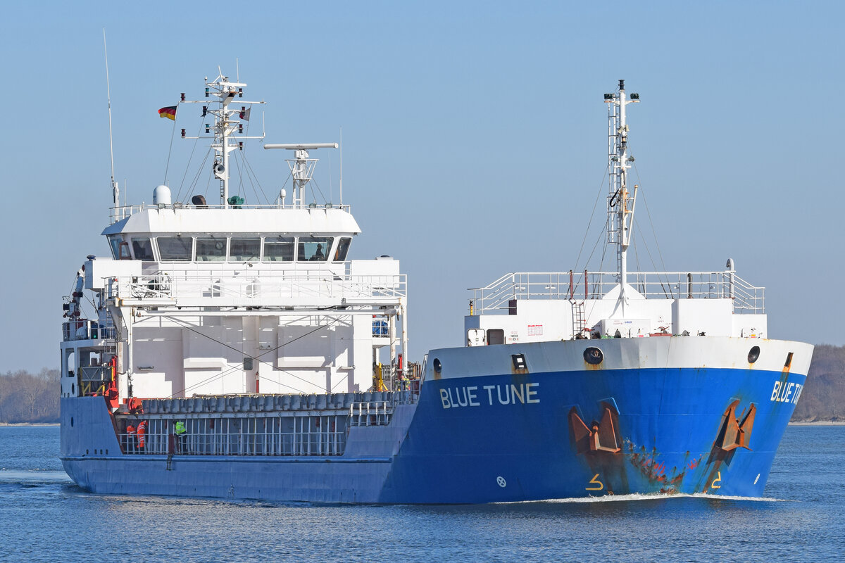 BLUE TUNE (General Cargo Ship, IMO 9491927) am 13.03.2022 im Hafen von Lübeck-Travemünde