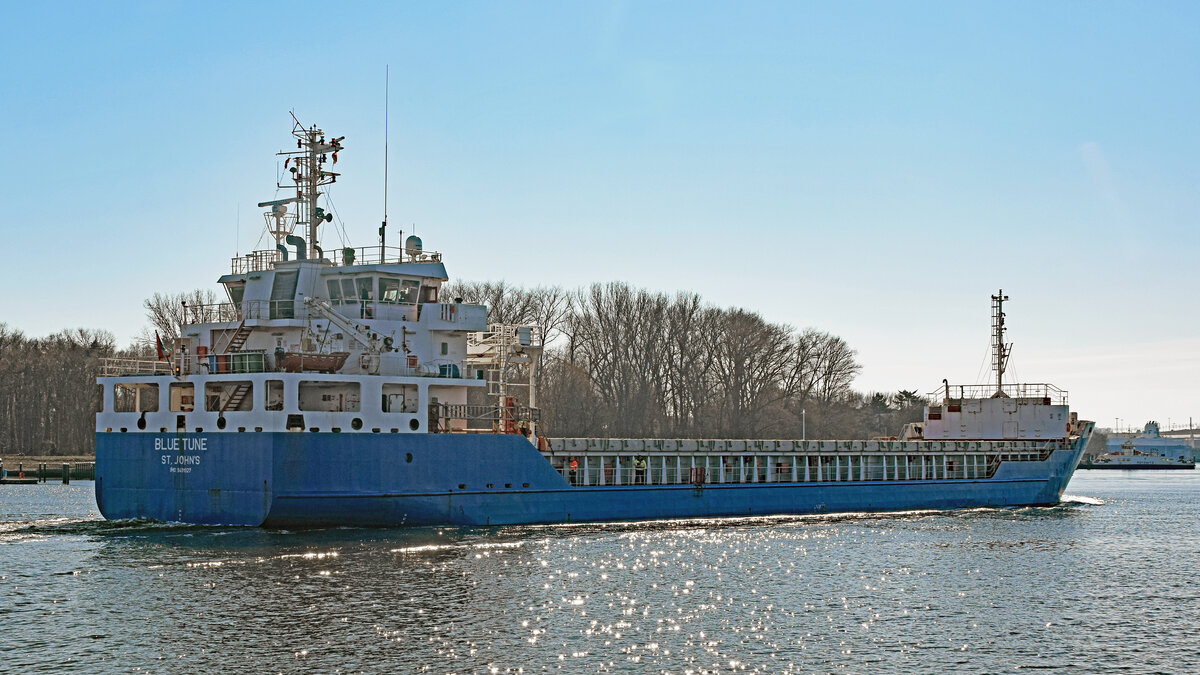 BLUE TUNE (General Cargo Ship, IMO 9491927) am 13.03.2022 im Hafen von Lübeck-Travemünde