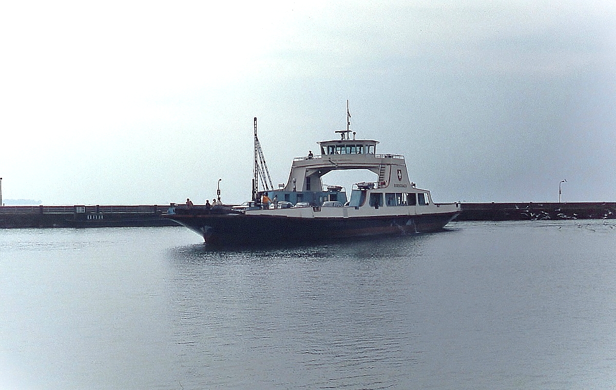 Bodenseeschifffahrt 2: Um 1980 läuft die 1966 für den kombinierten Eisenbahntrajekt-, Automobil- und Personenverkehr in Dienst gestellte schweizer Bodenseefähre ROHRSCHACH in Friedrichshafen ein. Nach der Einstellung des Eisenbahntrajektverkehrs wurde sie nur noch als Automobil-/Personenfähre eingesetzt. 1983 vercharterten die Schweizerischen Bundesbahnen das Schiff als Ersatz für die ausgemusterte SCHUSSEN an die Deutsche Bundesbahn, die sie unter dem Namen FRIEDRICHSHAFEN einsetzte. 2000/2001 wurde sie umgebaut und steht heute noch im Einsatz (Diascan).