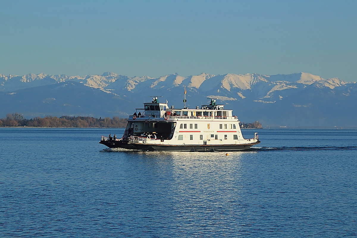 Bodenseeschifffahrt 4: Teleaufnahme der Autofähre FRIEDRICHSHAFEN, die aus Romanshorn/CH kommend am 14.03.2018 in Friedrichshafen einläuft