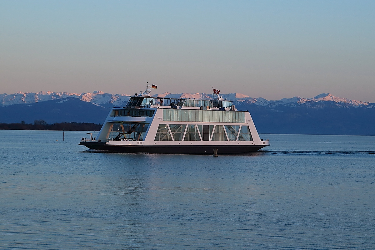 Bodenseeschifffahrt 5: Am 15.03.2018 läuft die 1996 gebaute schweizer Auto- und Personenfähre EUREGIA (60x13,44 m, 2.290 PS/1.684 kW) im letzten Abendlicht in Friedrichshafen ein