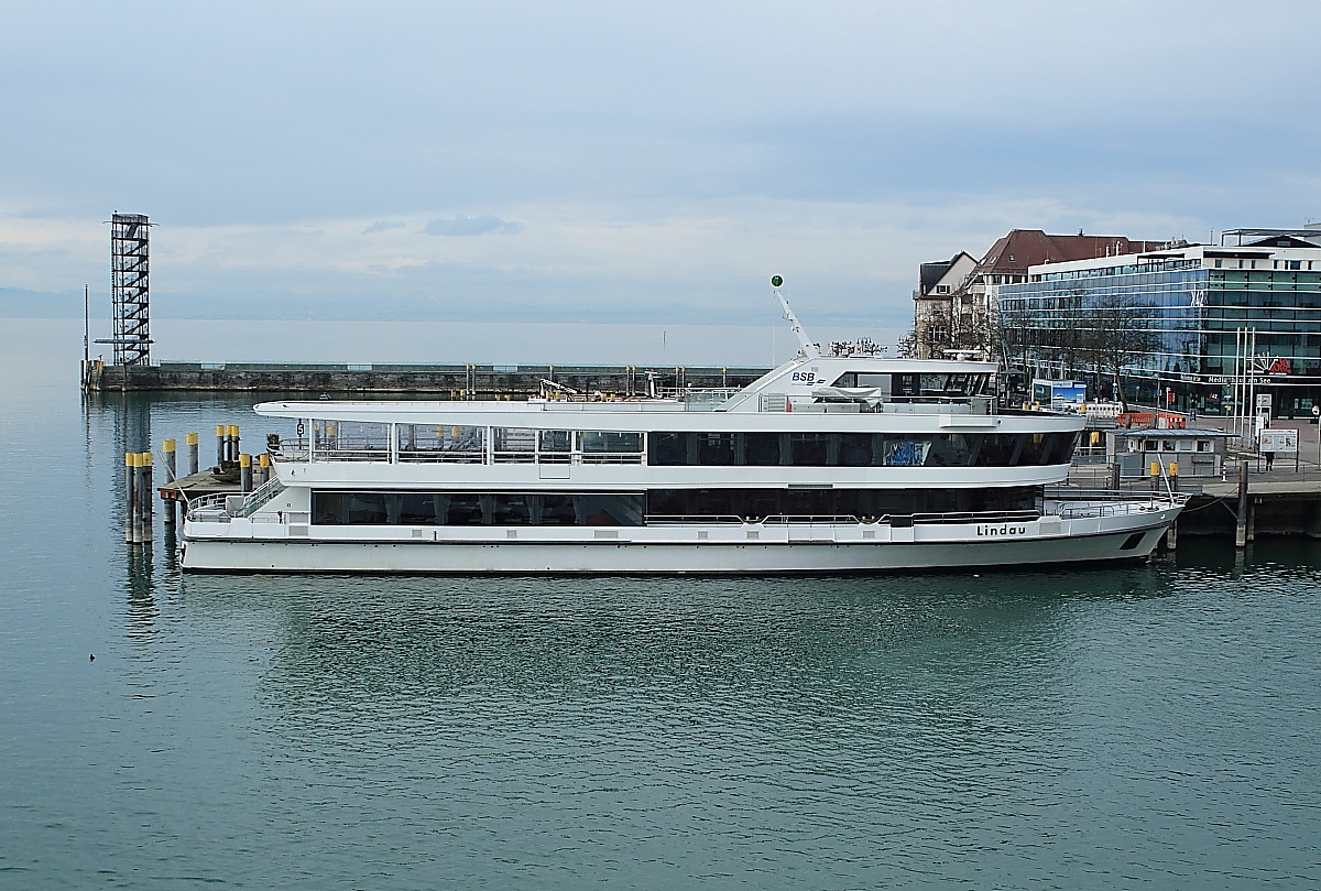 Bodenseeschifffahrt 7: Das Motorschiff LINDAU (2006, 45,9x10,3 m, 994 PS/731 kW) am 16.03.2018 in Friedrichshafen 
