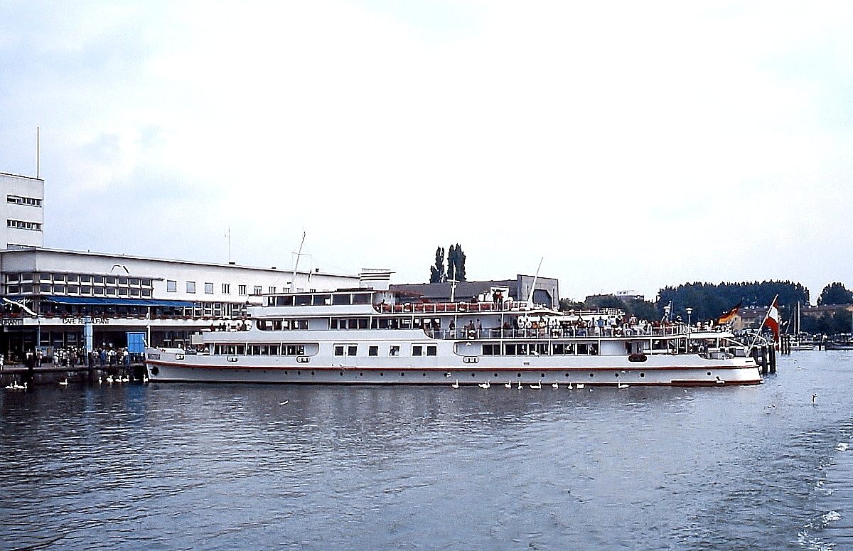 Bodenseeschifffahrt 8: Das 1939 in Dienst gestellte Motorschiff AUSTRIA (59,9x11,2 m, 1.492 PS/1,092 kW, 17,12 kn) um 1980 in Friedrichshafen (Diascan)