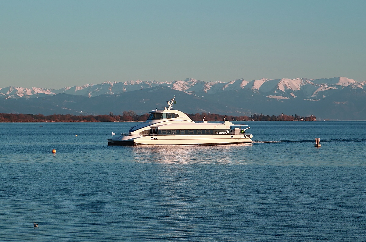 Bodenseeschifffahrt 9: Seit 2005 sind die Bodenseestädte Friedrichshafen und Konstanz durch tagsüber stündlich verkehrende Katamarane verbunden. Am 15.03.2018 trifft der Katamaran FERDINAND (33,64x7,60 m, 1.500 PS/824 kW, 22 kn) in Friedrichshafen ein