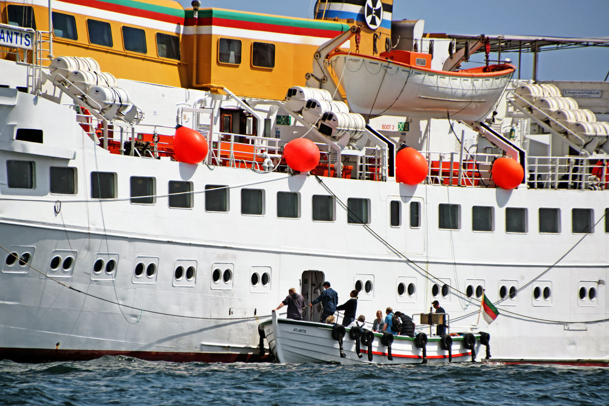 Börteboot beim Fahrgastschiff ATLANTIS. Helgoland, 22.07.2015
