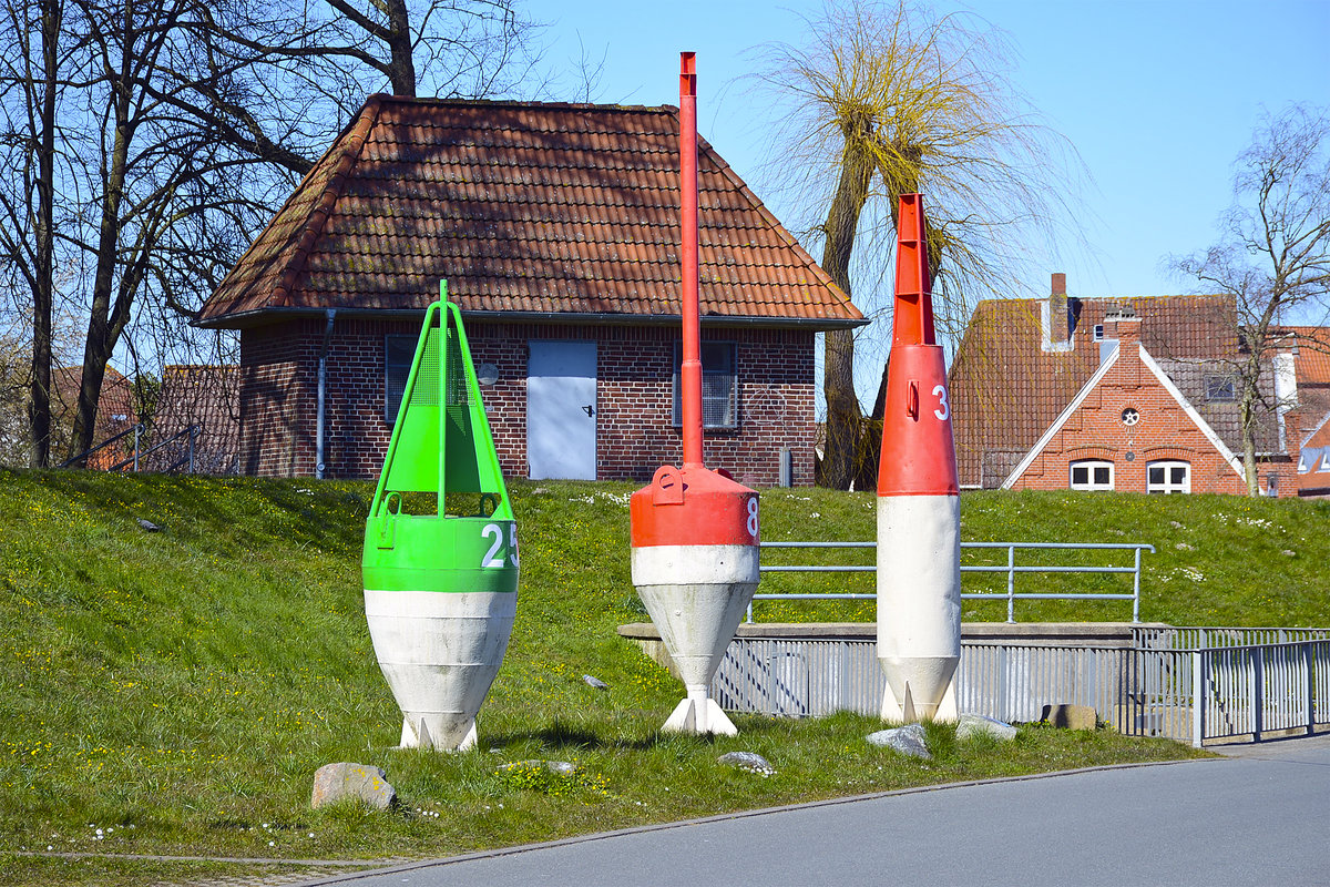 Boien am Tönner Hafen (Kreis Nordfriesland). Aufnahme: 131. März 2020.