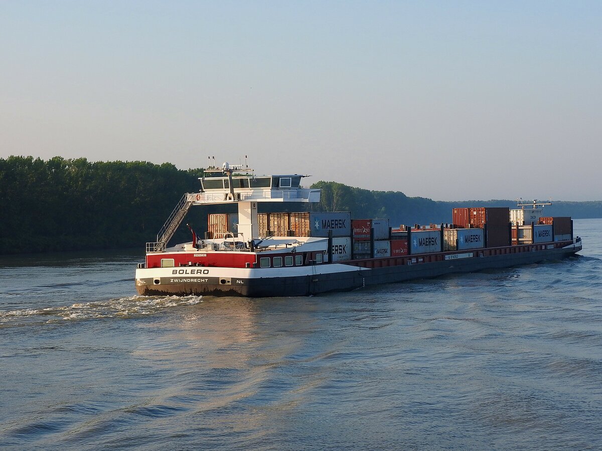 BOLERO (02325839; L=135m; B=17,5m; 5327T; 398TEU) ist mit einer Ladung Container im Bereich Ostrovul Stromaufwärts unterwegs; 230704