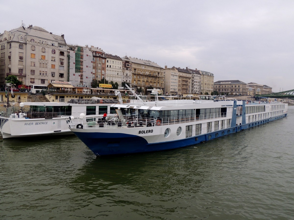 BOLERO(09948004; L=127,5; B=11,4mtr; 180Pass; 1600kW; Bj.2003) macht in Budapest Station; 130826