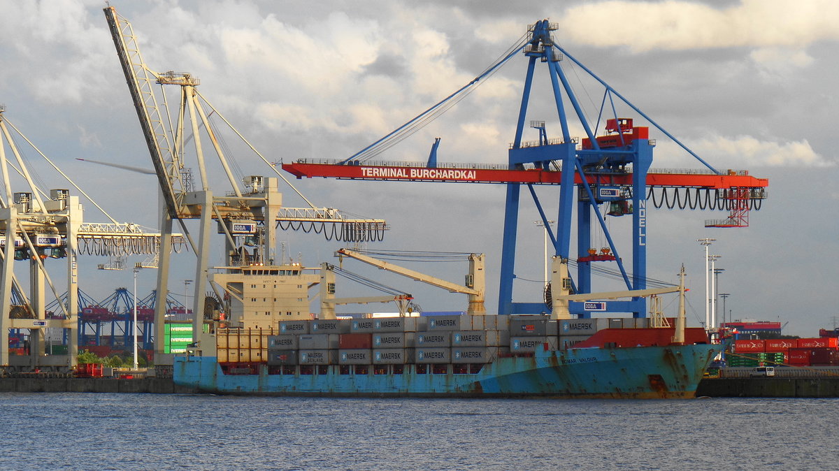 BOMAR VALOUR (IMO 9242637) am 5.8.2016, Hamburg auslaufend, Elbe Höhe Neumühlen / 
Ex-Namen: AMADEUS I, MAERSK VALLETTA /
Containerschiff / BRZ 17.000 / Lüa 178,5 m, B 27,6 m, Tg 10,9 m / 1 Diesel, MAN B&W 6L70MC, 16.980 kW (23.090 PS), 21,8 kn / ges. 1678 TEU, davon 400 Reefer / gebaut 2002 bei Sietas, HH-Neuenfelde /  
