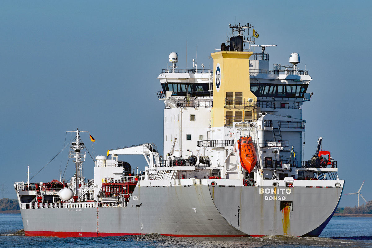 BONITO (IMO-Nummer:9255270)auf der Elbe. Flagge:Schweden, Länge:170 m; Breite:24 m, Baujahr:2004 Bauwerft:Jinling Shipyard,Nanjing China. Aufnahme im Oktober 2017