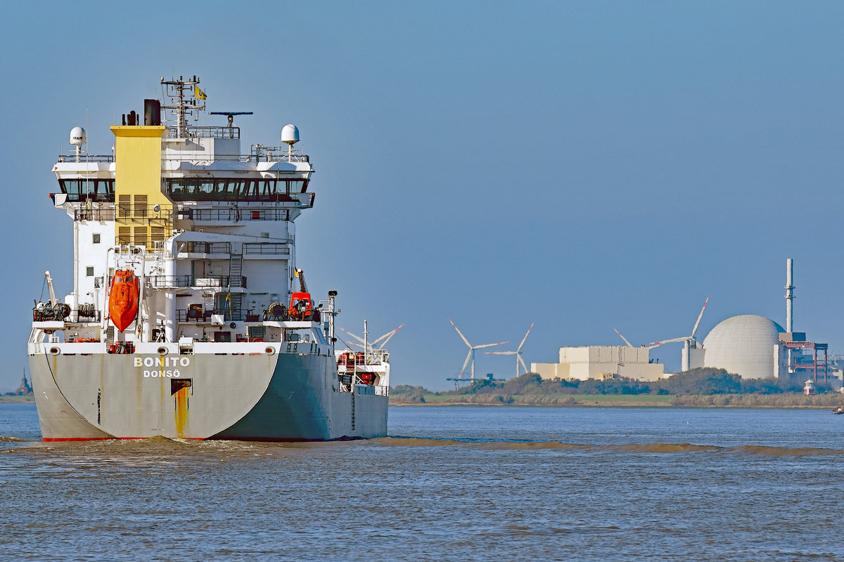 BONITO(IMO-Nummer:9255270)auf der Elbe. Rechts ist das Kernkraftwerk Brokdorf zu sehen. Aufnahme vom Oktober 2017