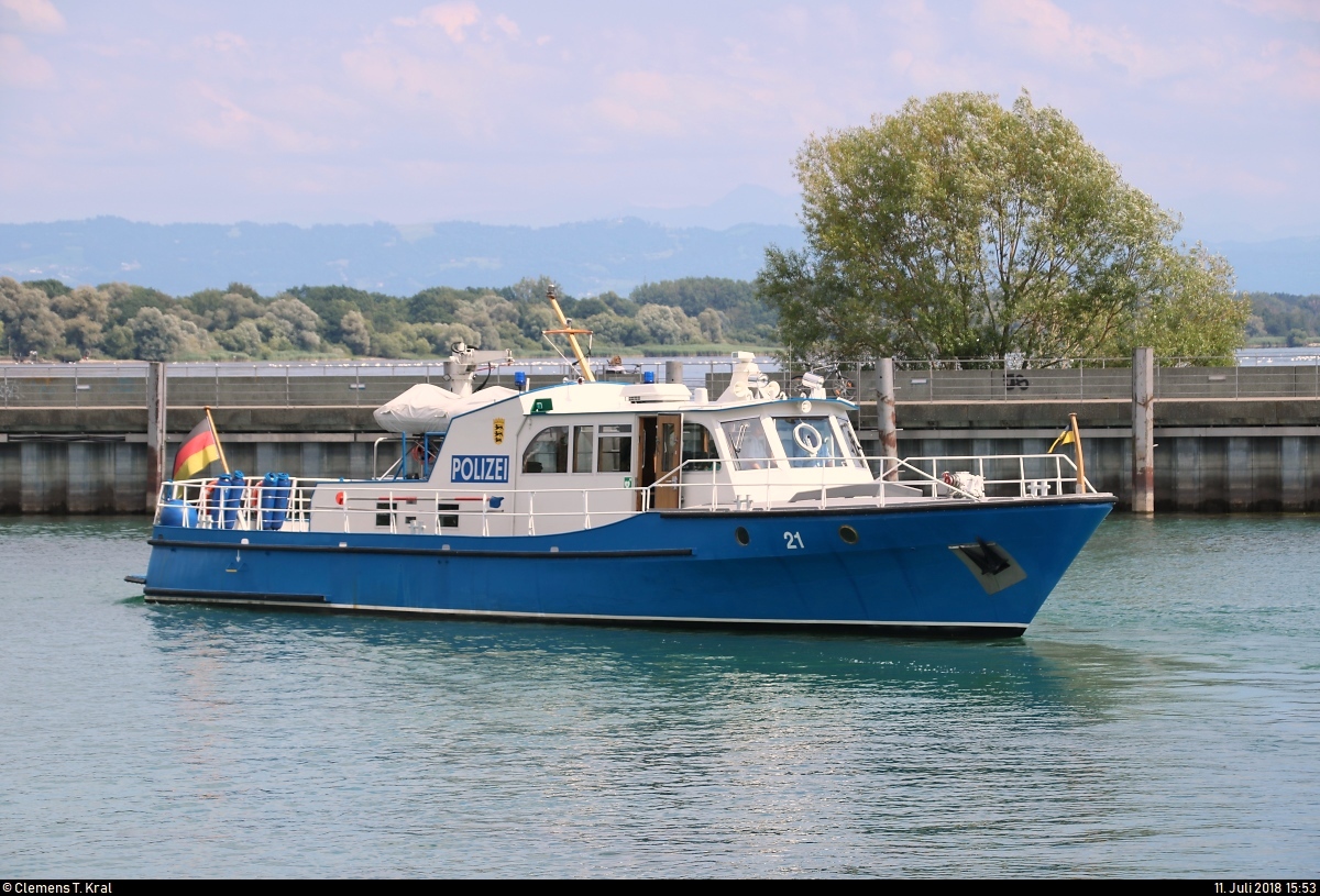 Boot 21 der Polizei Baden-Württemberg verlässt den Hafen Friedrichshafen.
[11.7.2018 | 15:53 Uhr]