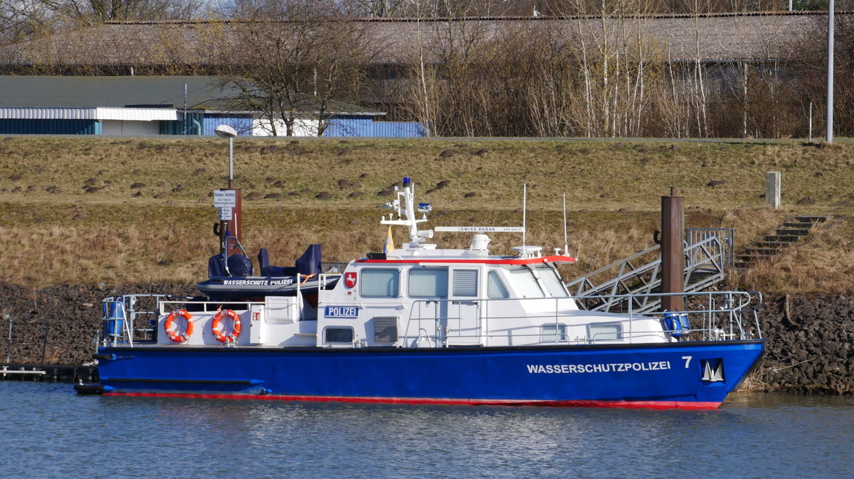 Boot 7 der Wasserschutzpolizei Niedersachsen wartet auf dem Elbe-Seitenkanal in Scharnebeck auf neuen Einsatz; 24.02.2017
