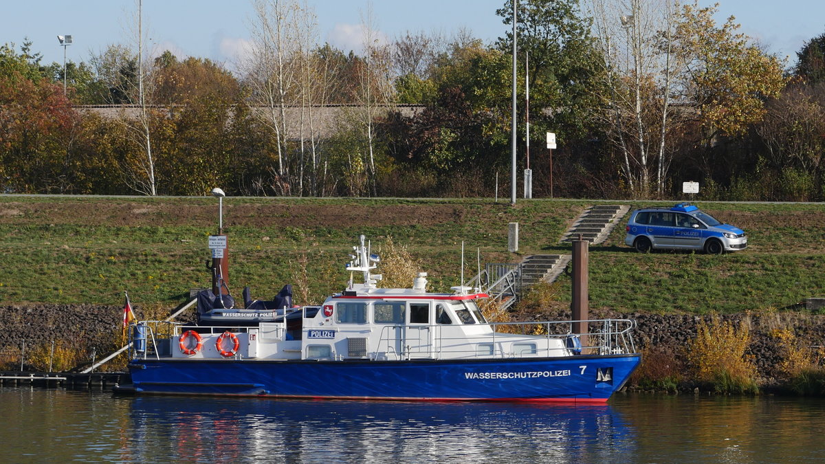 Boot 7 der Wasserschutzpolizei im Unterwasser des Schiffshebewerk Lüneburg; Elbe-Seitenkanal, Scharnebeck, 03.11.2018

