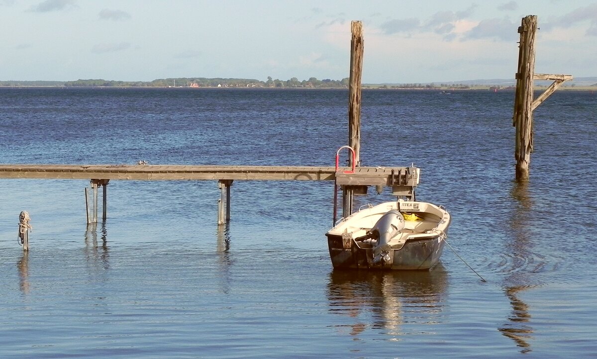 Boot am Steg, am 02.10.22 in Wittow auf der Insel Rügen.