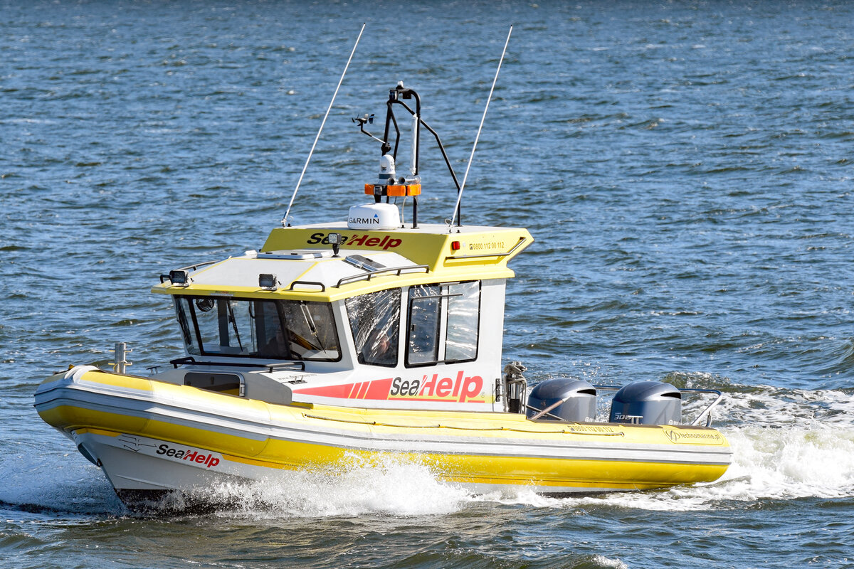 Boot von SEAHELP am 2.4.2022 auf der Trave unweit Lübeck-Travemünde