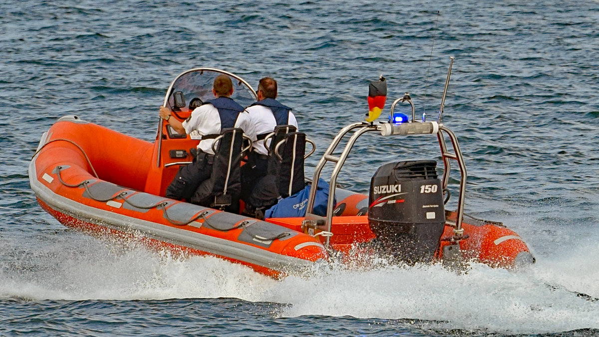 Boot der Wasserschutzpolizei mit eingeschaltetem Blaulicht auf der Ostsee vor Lübeck-Travemünde
