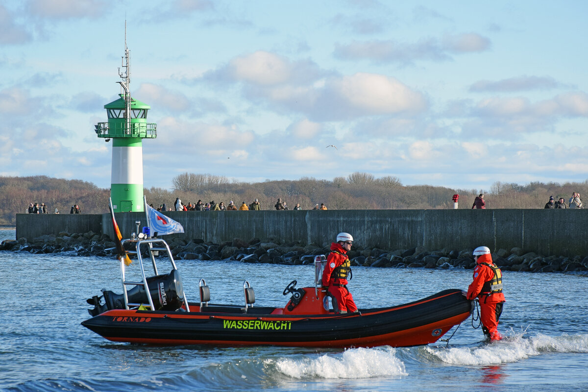 Boot der Wasserwacht am 04.02.2023 in der Ostsee vor Lübeck-Travemünde