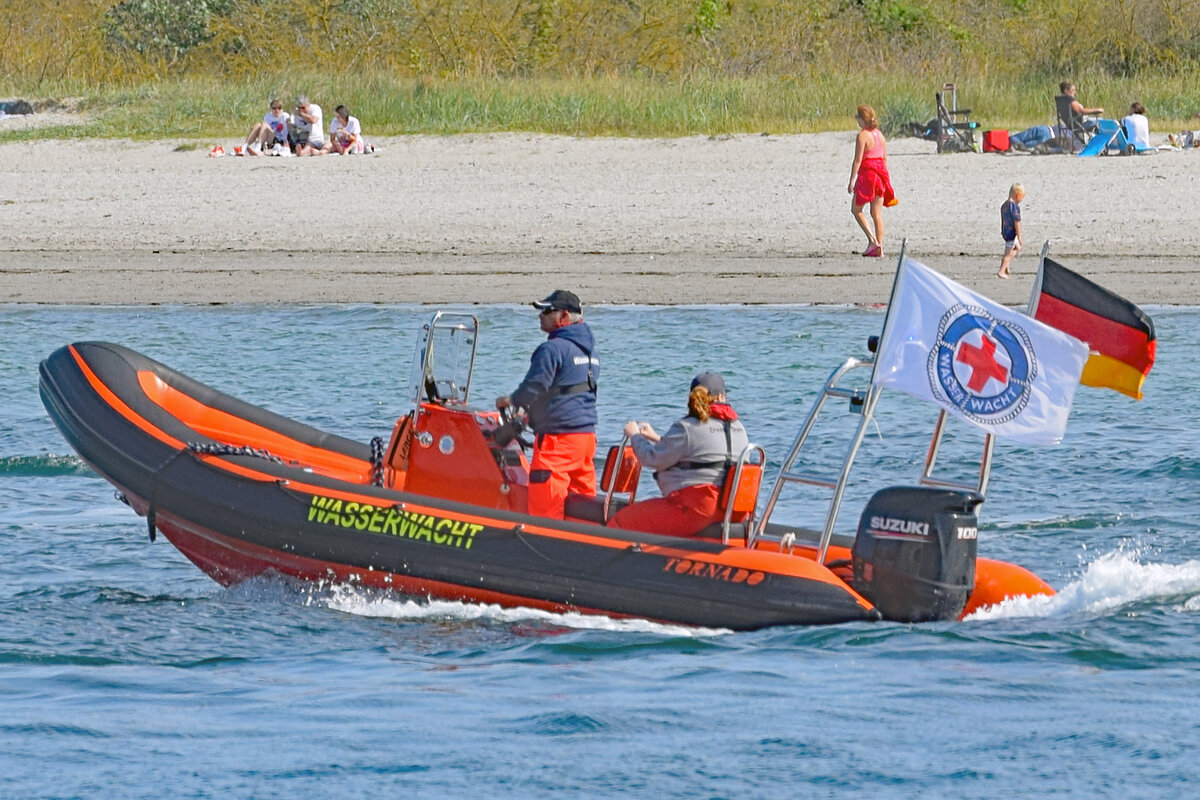 Boot der WASSERWACHT am 21.08.2021 in der Ostsee vor Lübeck-Travemünde