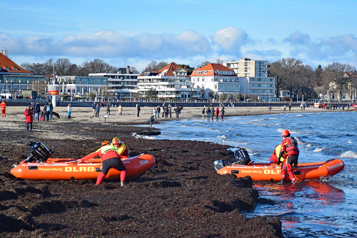 Boote der DLRG am 04.02.2023 in Lübeck-Travemünde