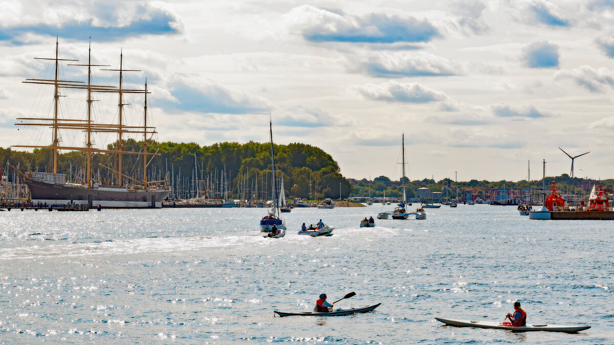 Boote und Schiffe im Hafen von Lübeck-Travemünde. Aufnahme vom 21.08.2021