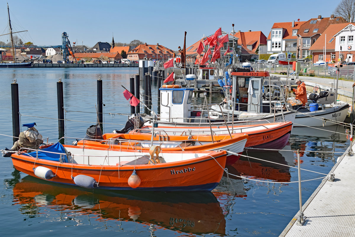 Boote (u.a. KRABBE) am 28.4.2021 im Hafen von Neustadt / Holstein. 