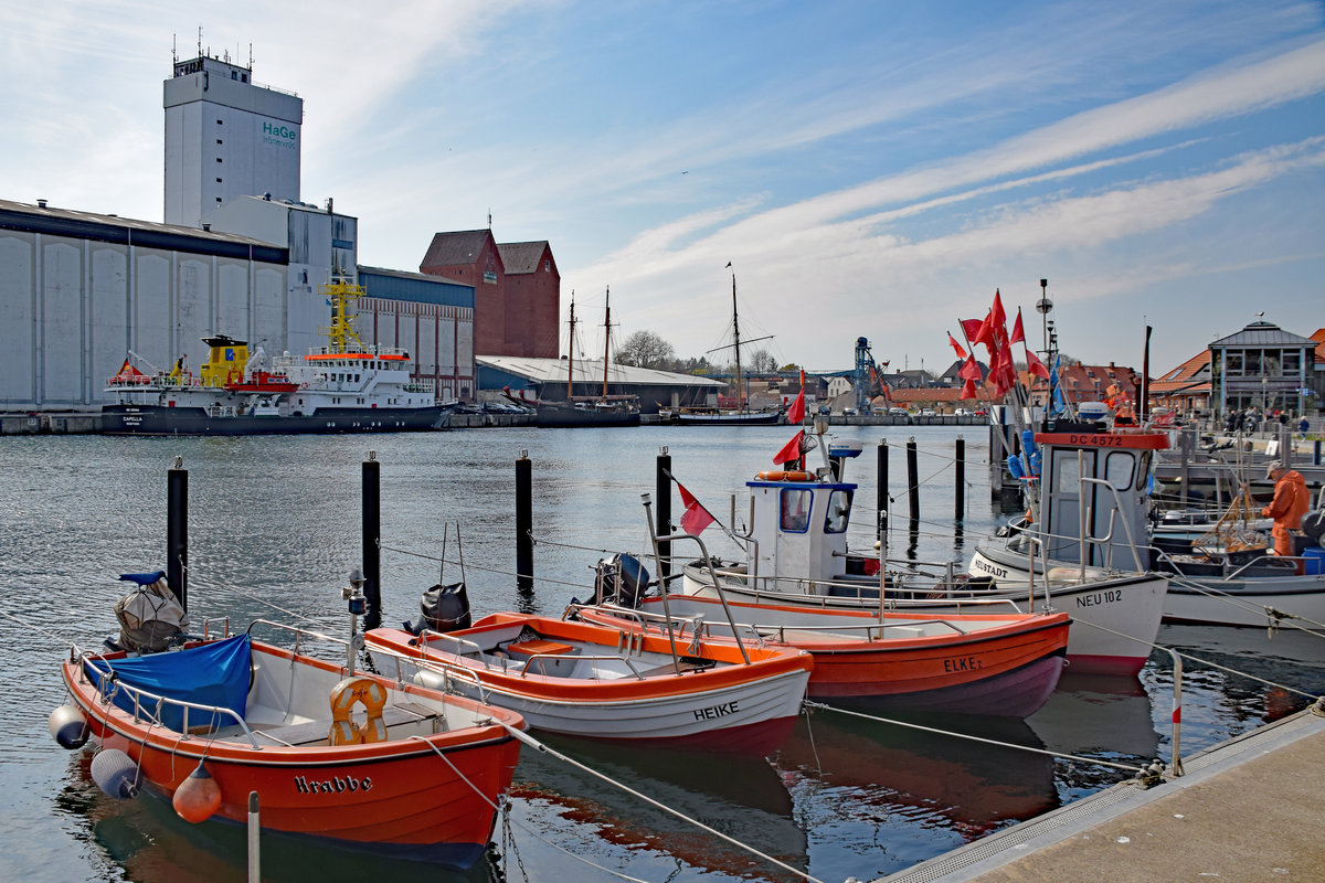 Boote (u.a. KRABBE, HEIKE und ELKE 2) am 28.4.2021 im Hafen von Neustadt / Holstein. Im Hintergrund ist das Vermessungsschiff CAPELLA (IMO 9296949) zu sehen.