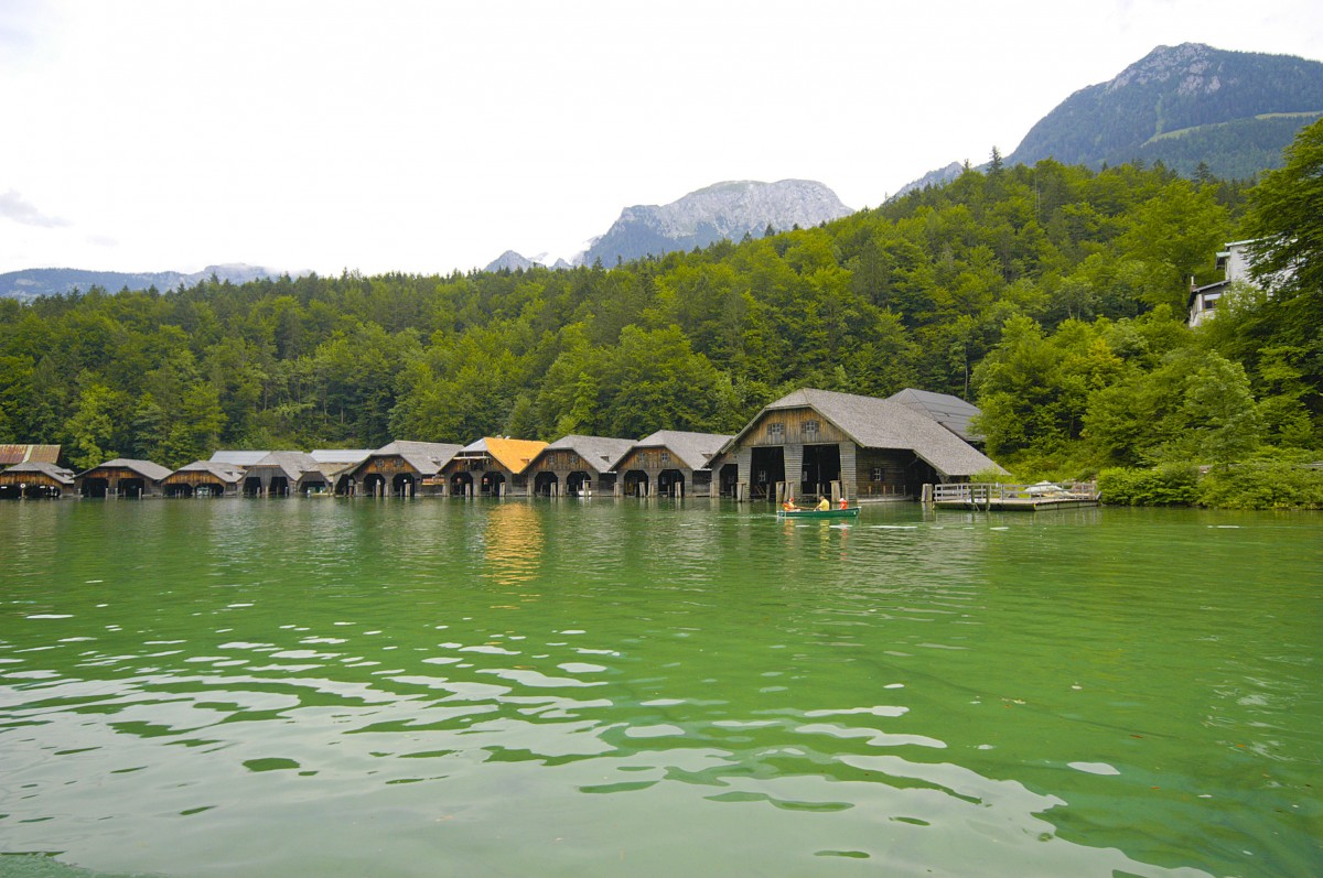Bootshäuser am Königssee im Berchtesgadener Land. Aufnahme: Juli 2008.