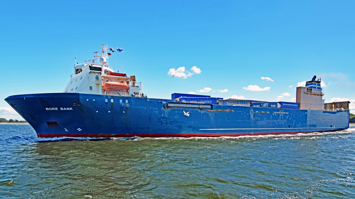 BORE BANK ex SERENADEN am 30.6.2018 Lübeck-Travemünde verlassend. Der ehemalige Autofrachter, welcher zur Ro/Ro-Fähre zurückgebaut und nunmehr als MS BORE BANK (139m) seinen Liniendienst für Transfennica antritt, fährt hinaus auf die Ostsee.