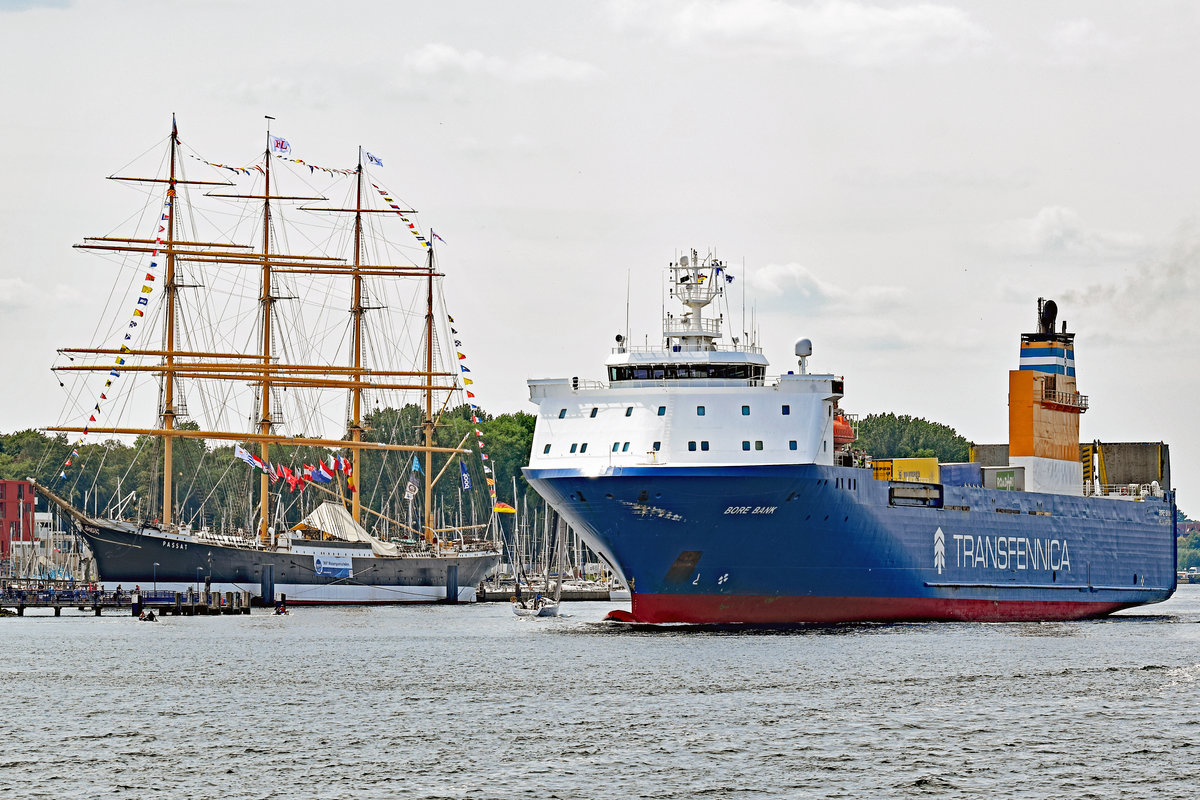 BORE BANK (IMO 9160774) am 20.7.2019 auslaufend Lübeck-Travemünde. Links im Bild ist die Viermastbark PASSAT zu sehen.