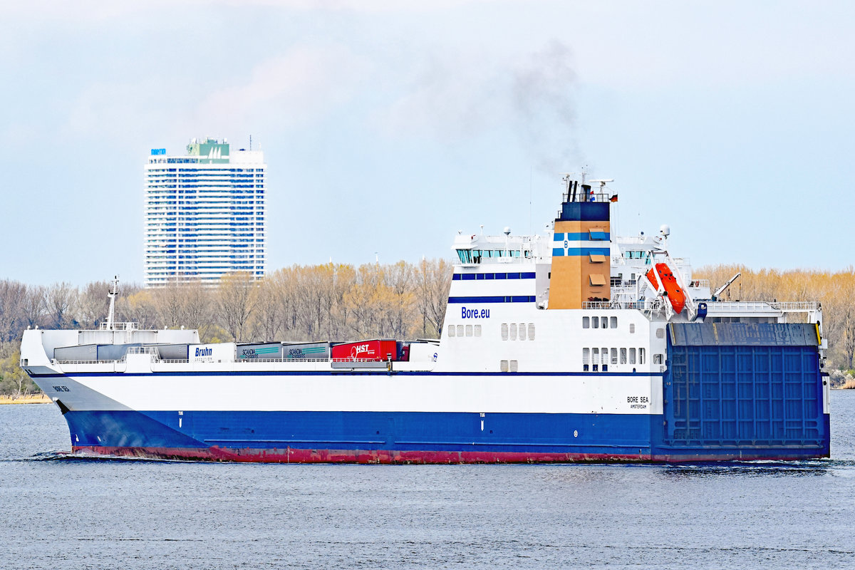 BORE SEA (IMO 9443554) am 01.05.2021 auf der Trave unweit Stülper Huk / Alt Travemünde in Richtung Ostsee fahrend. Im Hintergrund ist das Travemünder Hotel MARITIM zu sehen