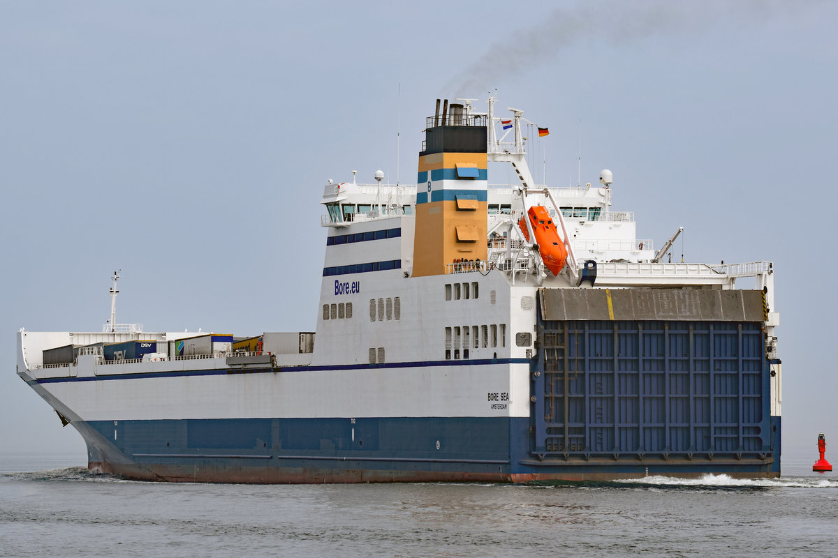 BORE SEA (IMO: 9443554, MMSI: 244130689) auslaufend Lübeck-Travemünde am 25.03.2018 