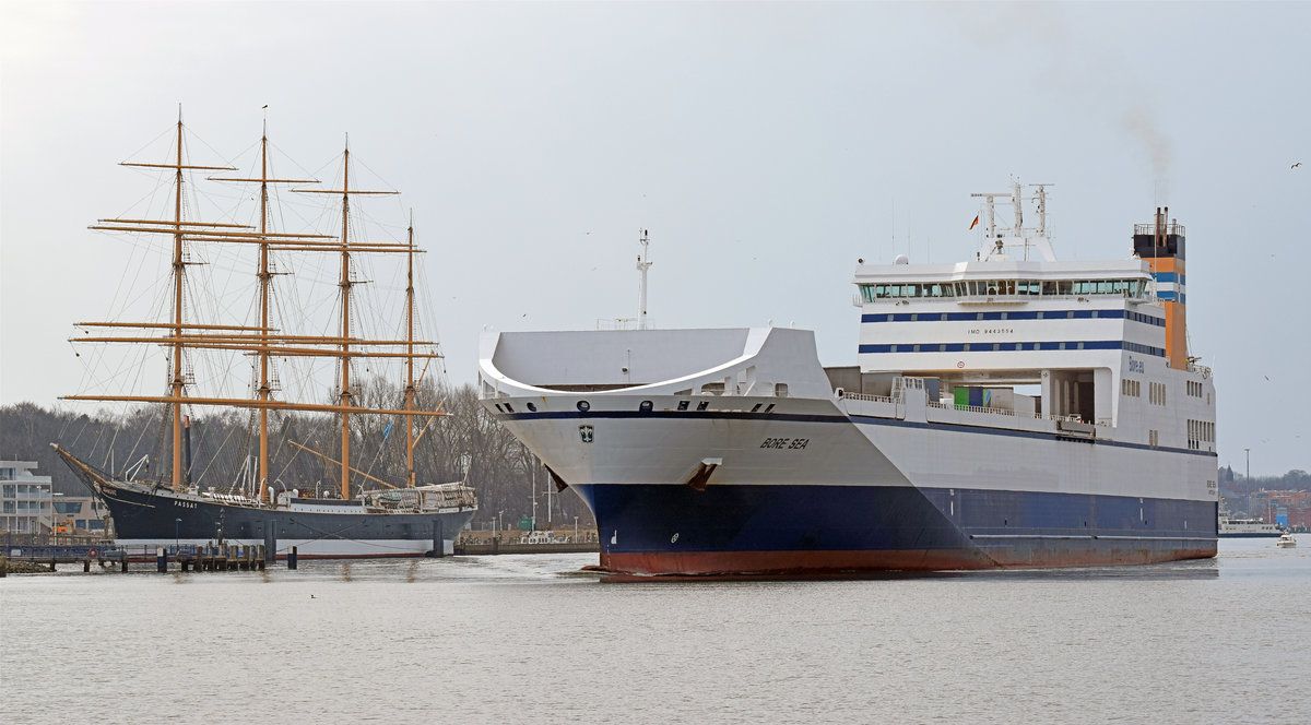 BORE SEA (IMO: 9443554, MMSI: 244130689) auslaufend Lübeck-Travemünde am 25.03.2018. Links im Bild die Viermastbark PASSAT 