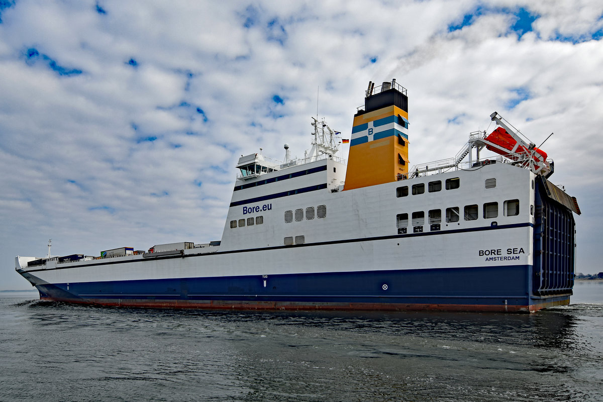 BORE SEA (IMO: 9443554, MMSI: 244130689) auslaufend Lübeck-Travemünde am 25.03.2018