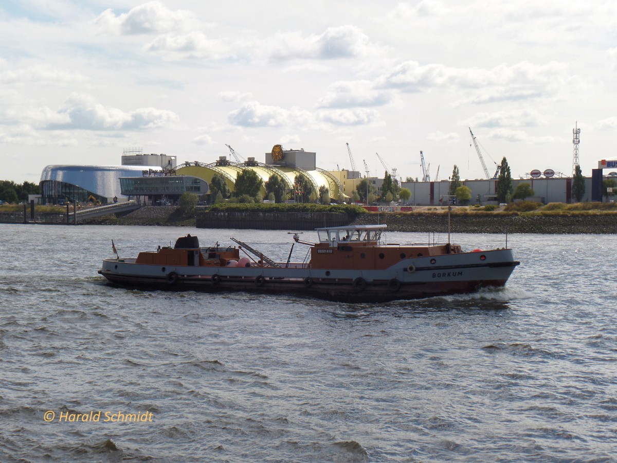 BORKUM  (ENI 05501410)  am 26.8.2014, Hamburg, Elbe Höhe Landungsbrücken /

Wasserboot / Tragfähigkeit 330 t / Lüa 32,8 m, B 7,57 m, Tg 2,0 m / 153 kW / Eigner: Fr. Jacobsen & Cons., Hamburg / Heimathafen Hamburg / 1955 bei Buschmann, Hamburg /
