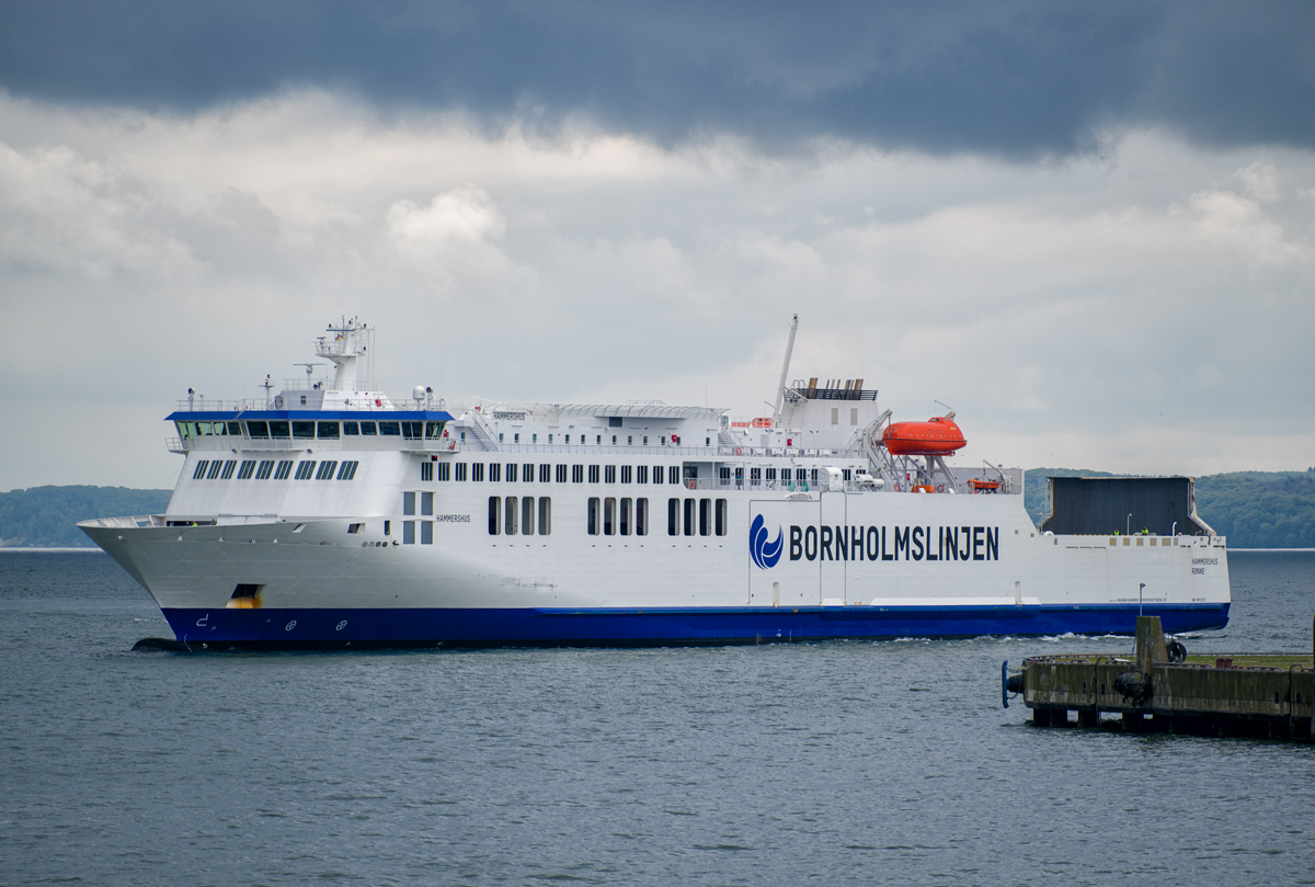 Bornholm Fähre HAMMERSHUS (IMO 9812107) beim Wendemanöver zum Fähranleger in Sassnitz Mukran. - 09.05.2019