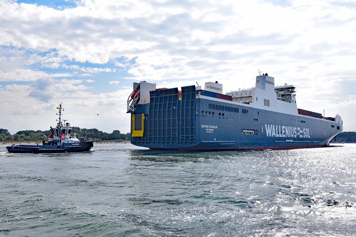 BOTNIA ENABLER (IMO 9884679) und Schlepper VB ARGUS am 14.08.2022 in Lübeck-Travemünde