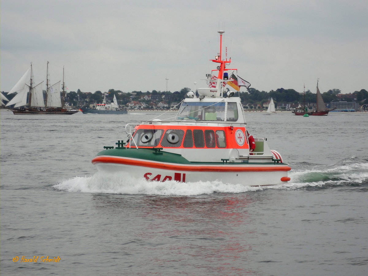 BOTTSAND am 19.6.2012, Kieler Förde /

Seenotrettungsboot der 8,5 m-Klasse / Lüa 8,52 m, B 3,12 m, Tg 0,93 m / 1 Diesel, 162 Kw  (220 PS) / 1994 bei Fassmer, Berne / 2014 Außerdienststellung  / Die Bottsand wurde im Mai 2015 an den Seenotrettungsdienst von Uruguay übergeben /
