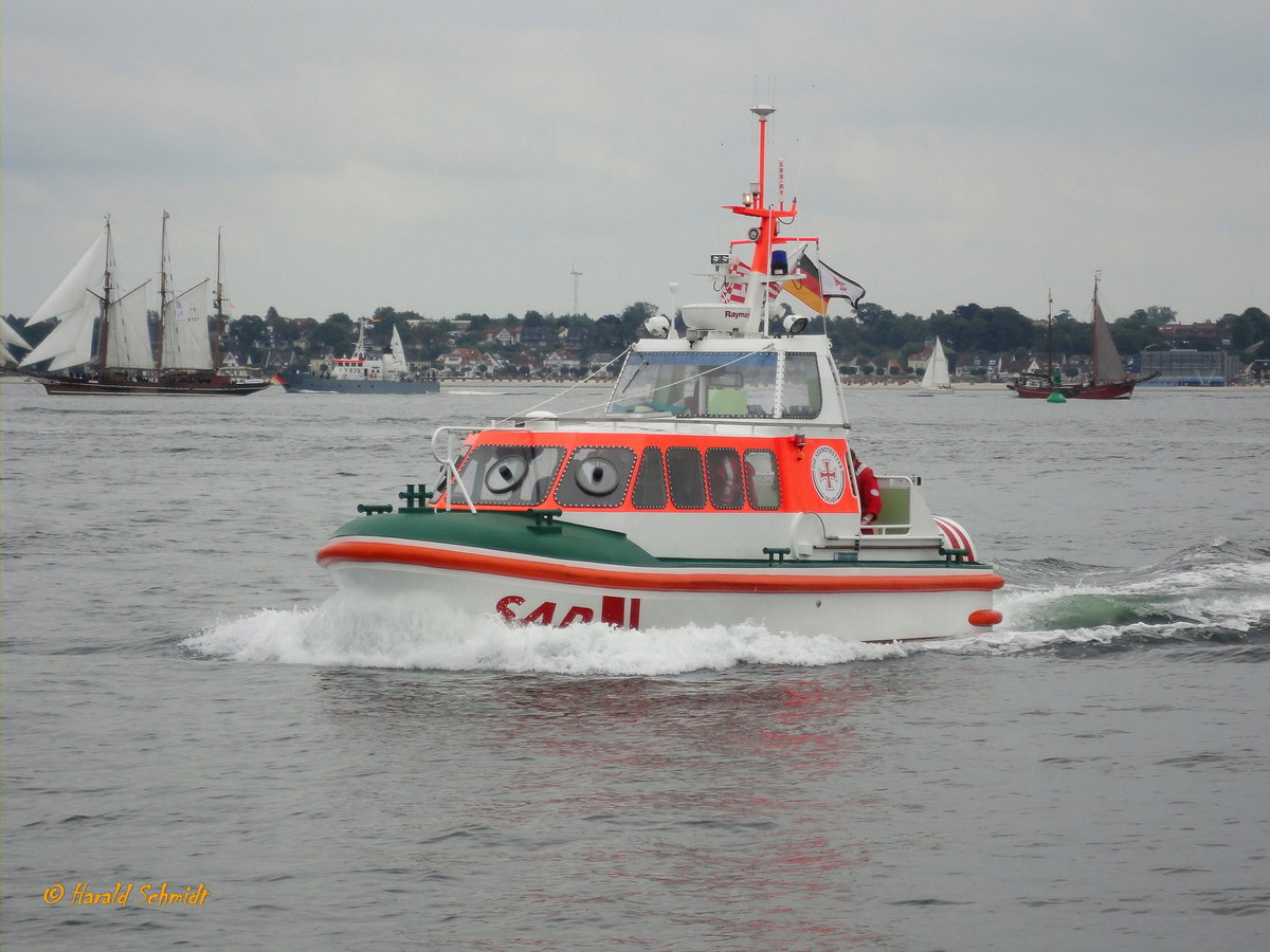 BOTTSAND am 19.6.2012, Kieler Förde /

Seenotrettungsboot der 8,5 m-Klasse / Lüa 8,52 m, B 3,12 m, Tg 0,93 m / 1 Diesel, 162 Kw  (220 PS) / 1994 bei Fassmer, Berne / 2014 Außerdienststellung  / Die Bottsand wurde im Mai 2015 an den Seenotrettungsdienst von Uruguay übergeben /
