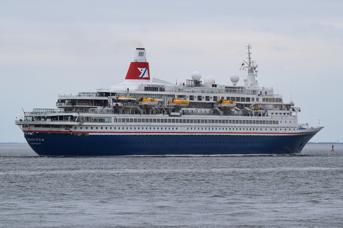 BOUDICCA , Kreuzfahrtschiff , IMO 7218395 , Baujahr 1973 , 206.96 × 25.22m , 880 Passagiere und 329 Besatzung , 04.04.2018 Cuxhaven Alte Liebe