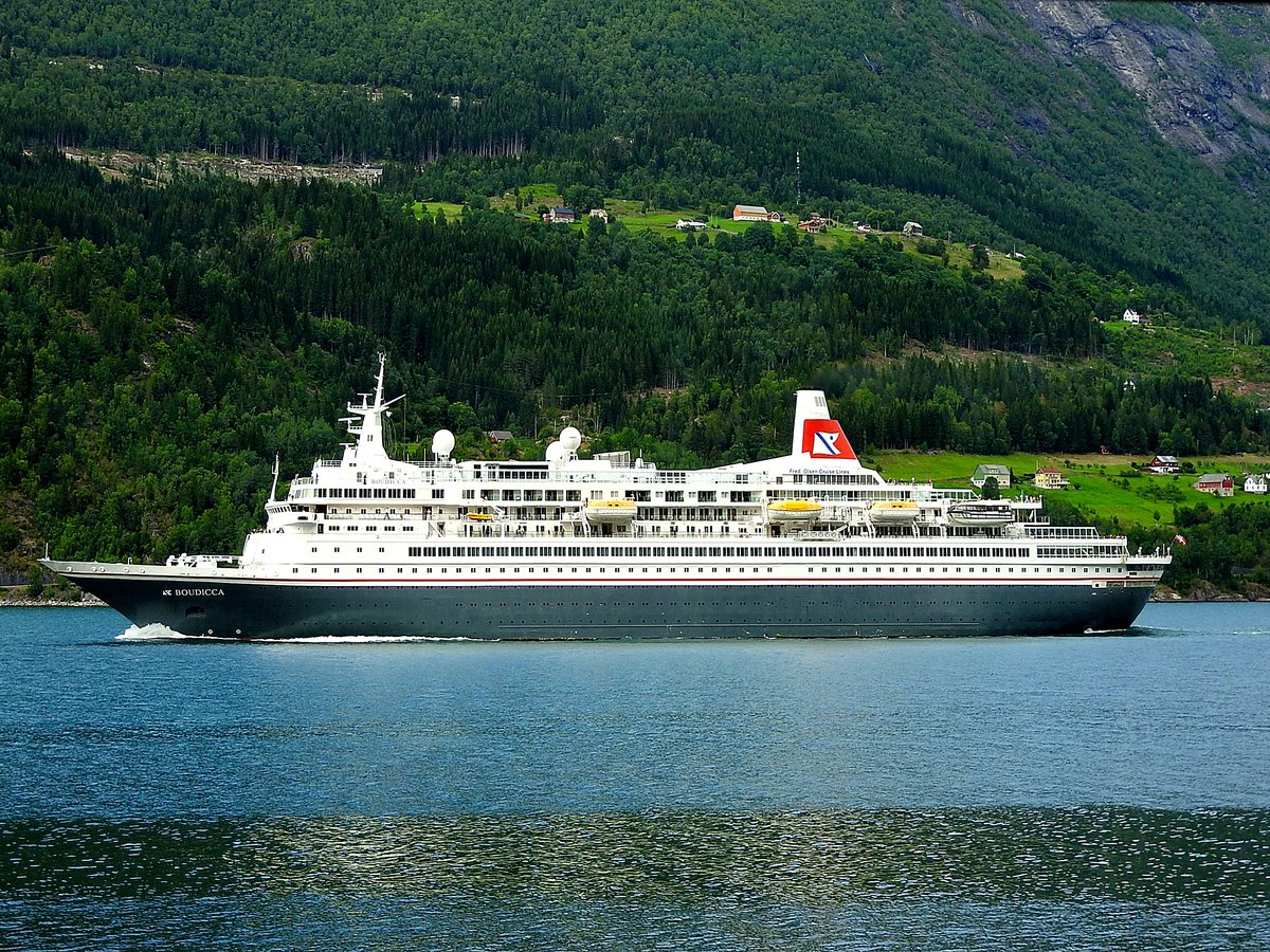 BOUDICCA der Fred-OlsenCruiseLines;(IMO-7218395;L=206; B=25mtr.; GRT:28388;
880 Passagiere; Leistung:14000kW) kreuzt im Innvikfjord; 160718