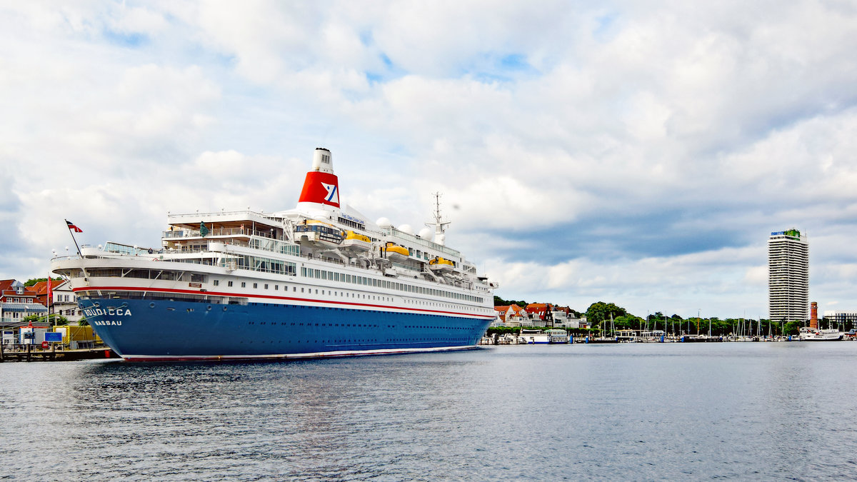 BOUDICCA (IMO 7218395)am 24.06.2018 im Hafen von Lübeck-Travemünde. Im Hintergrund ist das Hotel MARITIM zu erkennen.