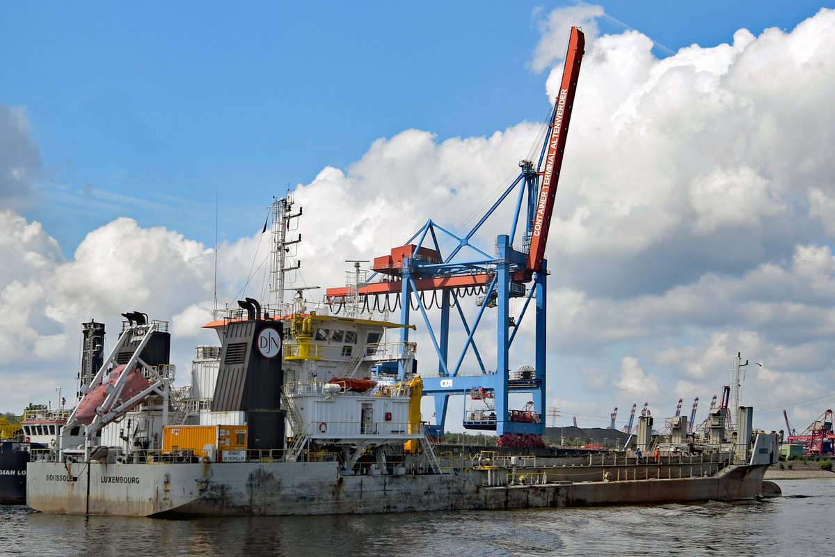 BOUSSOLE  (IMO: 9462627, MMSI: 253368000) am 26.05.2020 im Hafen von Hamburg. 100 Meter Länge, Baujahr 2011